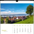 Kalenderseite August. Wochentage in Gelb und Rot, Daten in Schwarz und Rot. Landschaft mit einem See und einer Stadt.