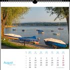 Kalenderseite für August, darunter der Monatskalender mit markierten Wochenenden. Oben ein ruhiger See mit Booten.