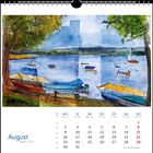 Kalender für August mit Gemälde von einem See und Booten, umgeben von Bäumen.
