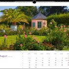 "August", Kalenderblatt mit blühendem Garten, grünem Pavillon und Palme, umgeben von bunten Blumen und üppigem Grün.