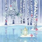 Laterne auf Eis im Wald, umgeben von schneebedeckten Birken mit Seesternen; ein großer Fisch schwebt zwischen den Bäumen.