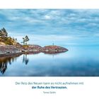 Zitat: "Der Reiz des Neuen... Vertrauten." Tomas Sjödin. Ruhige Küstenlandschaft mit Bäumen, Himmel und Wasser.