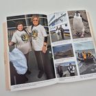 Texte im Bild: "Am Flughafen von Dallas... Tief beeindruckt." Verschiedene Reisefotos, darunter ein Schiff, ein Pinguin und Personen in Jacken.