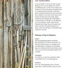 Alltagshelfer – Werkzeuge und Gerätschaften. Werkzeuge zur Pflege des Waldgartens: Spaten, Grabgabel, Feldhaue. Rustikale Werkzeuge hängen an Holzwand.