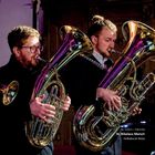 Nr. 1 (CD 1 – Track 01) St. Nikolaus Marsch Hollastauan Brass. Zwei Männer spielen auf glänzenden Blasinstrumenten.
