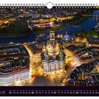 Text: Frauenkirche auf dem Neumarkt, August. Kalender mit beleuchteter Stadtansicht bei Nacht.