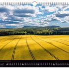 „August“, „Großer Zschirnstein“, Kalender mit Feld, Wald und bewölktem Himmel.