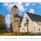 „St.-Petri-Schloßkirche auf dem Schloßberg“, „August“, Kalender mit Kirche, blauem Himmel, Bäumen und Straßenlaterne.