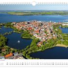 August, Hansestadt Stralsund – das Tor zur Insel Rügen. Luftaufnahme der Stadt mit Gewässern und grüner Landschaft.