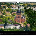 Text: „Lutherkirche“. Kalenderseite „August“ mit Datum und Tagen. Ein großes rotes Backsteingebäude in einer Stadtlandschaft.