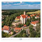 08, Sachsen's besterhaltene romanische Wehrburg - Burg Gnandstein. Kalenderblatt mit Luftaufnahme einer Burg und Landschaft.