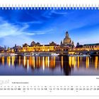 Augustkalender mit Feiertag 15.08. Maria Himmelfahrt, Bild einer beleuchteten Stadtsilhouette am Wasser, Abendhimmel.