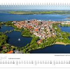 Augustkalender. Text: "Hansestadt Stralsund – das Tor zur Insel Rügen". Luftaufnahme einer Stadt mit vielen roten Dächern.