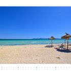 8 2027; Kalenderdarstellung mit einem Strand bei klarem Himmel, türkisfarbenem Meer, Sand, Liegen und Strohdächern.
