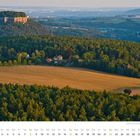 August; Kalender mit Übersicht der Tage; Landschaft mit Hügeln, Wäldern und einem Feld; Festung auf einem Hügel.