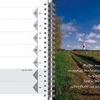 APRIL/MAI 2027 Kalender. Gedicht: Frühling, frisches Grün, Vorfreude. Bild: Feldweg, Zaun, Leuchtturm, grüne Wiesen.