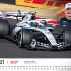 Kalender mit einem Formel-1-Wagen, August 2027. Fahrername: Valtteri Bottas. Ovales Logo, beschriftet mit "CADILLAC".