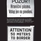 Oben: „POZOR! Hraniční pásmo. Vstup jen na povolení.“  
Unten: „ATTENTION 50 METERS TO BORDER“.  
In einem Buch über den Eisernen Vorhang.