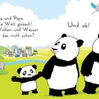 Ein Panda-Kind zeigt Mama und Papa eine bunte Welt mit Tieren und Bäumen. Ein Baumhaus hängt an einem Baum.