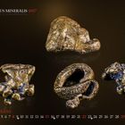 "MUNDUS MINERALIS 2027", "Goldnuggets", "AU" und "AUGUST" mit Kalendertagen. Goldnuggets auf dunklem Hintergrund.