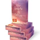 Ein Stapel Bücher mit dem Titel "the weight of falling in love" von Sarah Stankewitz. Dezente Pastellfarben.