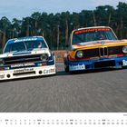 Ein Ford mit "Zakspeed" und "Europa-Mobel", daneben ein BMW mit "Schnitzer". Kalender: August. Rennstrecke, Wald im Hintergrund.