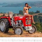 Text: "Kramer", "August". Eine Frau sitzt auf einem roten Traktor mit weitem Landschaftsausblick im Hintergrund.