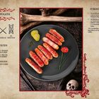 "Chipolata", Rezept für 4-6 Portionen. Zutaten: Wiener Würstchen, Bacon, Zahnstocher. Abgebildet Würstchen auf schwarzem Teller.