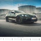 "August, BMW M3 Touring (G81) Competition." Ein olivgrüner Sportwagen steht auf einer Straße vor Industrietanks.
