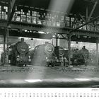 Text: "Länderbahn- und Einheitsloks im Bw Frankfurt 1". Unten ein Kalender mit August. Mehrere Dampfloks in einer Halle.