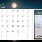 Kalender April 2027. Gedicht „Ohne Titel“. Bild einer Vollmondnacht über einem ruhigen Gewässer mit Sternenhimmel.