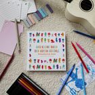 "Das kleine Buch der guten Gefühle. Mitmachbuch für Kinder." Buntstifte, Schreibkarten, Gitarre und Timer auf Teppich.