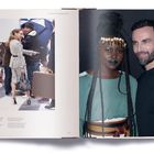 "THE PRESENCE OF LOUIS VUITTON. Links Frau in eleganter Kleidung, zeigt auf etwas. Rechts Mann neben Frau mit geflochtenem Haar."