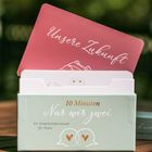 "Unsere Zukunft" auf einer rosa Karte; Schachtel: "10 Minuten Nur wir zwei, Ein Gesprächskartenset für Paare" mit Herzen.