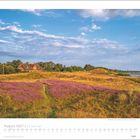 "August 2027 | Die Insel Sylt" mit Kalenderdaten darunter, Naturwiese und ein Haus, blauer Himmel und einige Wolken.