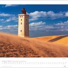 August 2027 | Faszination Leuchttürme. Kalenderbild: Ein Leuchtturm steht majestätisch in einer sandigen Wüstenlandschaft.