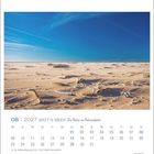 08 | 2027 WATT'N MEER. Kalender mit einem Sandstrand und blauem Himmel. Feiertage: 01.08., 15.08. Logo: EILAND.