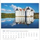 08 | 2027 Schleswig-Holstein. Kalenderblatt mit einem Schloss, das sich in einem ruhigen Gewässer spiegelt.