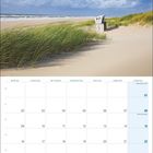 Kalenderseite August 2027; Bild eines Strandes mit Strandkorb und Dünen; blauer Himmel, Wolken. "SYLT... wie ich es liebe!"