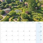 Kalender Monat August 2027. Schöne Gartenlandschaft mit Teich, dahinter eine traditionelle Mühle und der Blick aufs Meer.