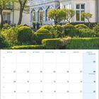 Kalender für August 2027, mit Feiertagen am 1. und 15. August. Hintergrundbild: historische Villa mit Garten.