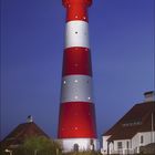 Kalender für August 2027: Wochentage und Daten sind aufgeführt. Bild von Leuchtturm Westerheversand bei Nacht, Landkarte darunter.