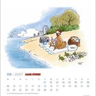 Kalenderseite für August 2027, Illustration: Huhn liest am Strand, Küken rufen "Mama!", Gebäude im Hintergrund.