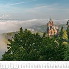 August 2027, Blick auf Schloss Drachenburg im Siebengebirge, umrahmt von Bäumen und Wolken.