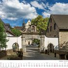 Kalenderseite für August 2027. Ein historisches Tor in Altenberg mit Kirche im Hintergrund bei blauem Himmel.