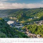 "August 2027, Die Mosel von Trier bis Koblenz. Kalenderbild mit grüner Landschaft, Fluss und einer Burg am Berghang."