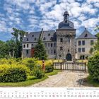 Kalenderseite August 2027, Foto von Schloss Liedberg in ländlicher Umgebung mit blauem Himmel und weißen Wolken.