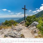 Gardagipfelkreuz mit Seeblick. Unten: August 2027 Kalender, Feiertage. Klares Wetter, felsiger Pfad, Blick auf See und Berge.