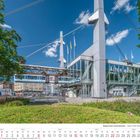 "ALTER MARKT" auf einem Gebäude. Im Vordergrund Vegetation und darüber die Wuppertaler Schwebebahn. Im unteren Bereich Kalender für August 2027.