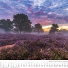 Kalender für August 2027 mit violetter Heide in Nebellandschaft, Bäume und ein dramatischer Himmel bei Sonnenaufgang.